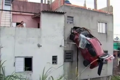 Video: perdió el control del auto, voló y se incrustó en una casa en Brasil