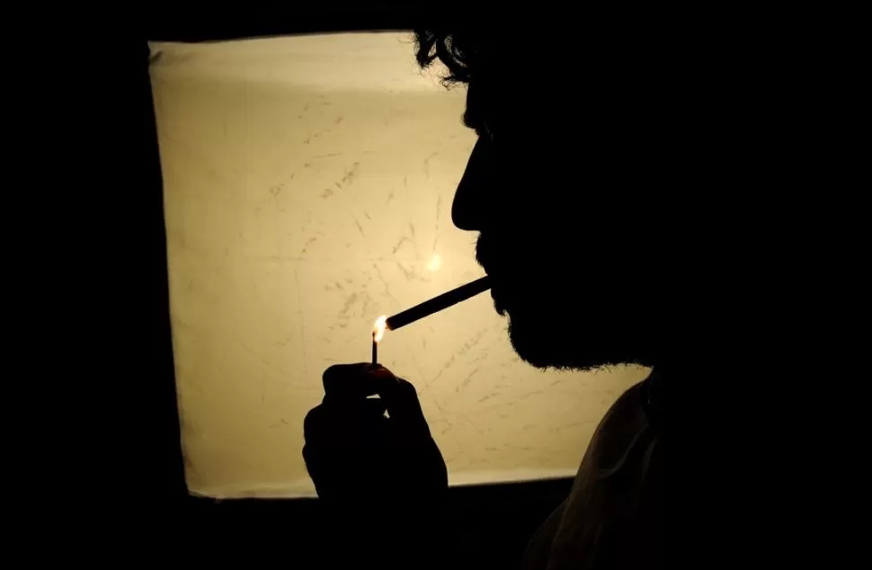 ALTO RIESGO. Fumar cigarrillos genera enfermedades pulmonares, alertan expertos. Archivo LA GACETA / Foto de Franco Vera