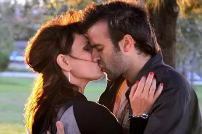 Graduados: el beso que todos esperaban