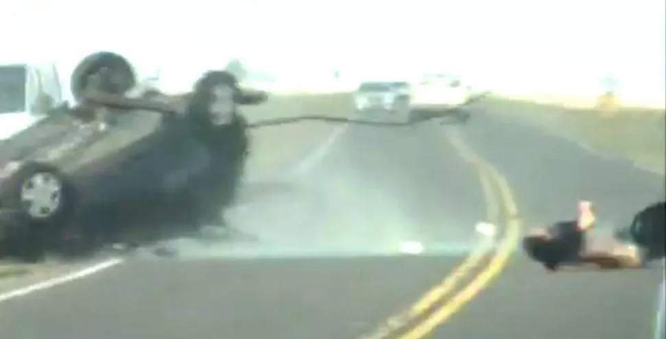 TREMENDO. El instante en que el conductor de un auto es despedido al hacer una brusca maniobra. CAPTURA DE VIDEO