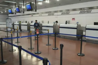 Alperovich quiere que el aeropuerto funcione las 24 horas