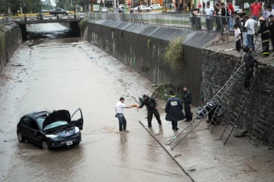 Un auto cayó a un canal después de un choque