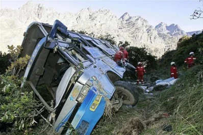 Al menos 17 muertos tras desbarrancar un colectivo en Bolivia