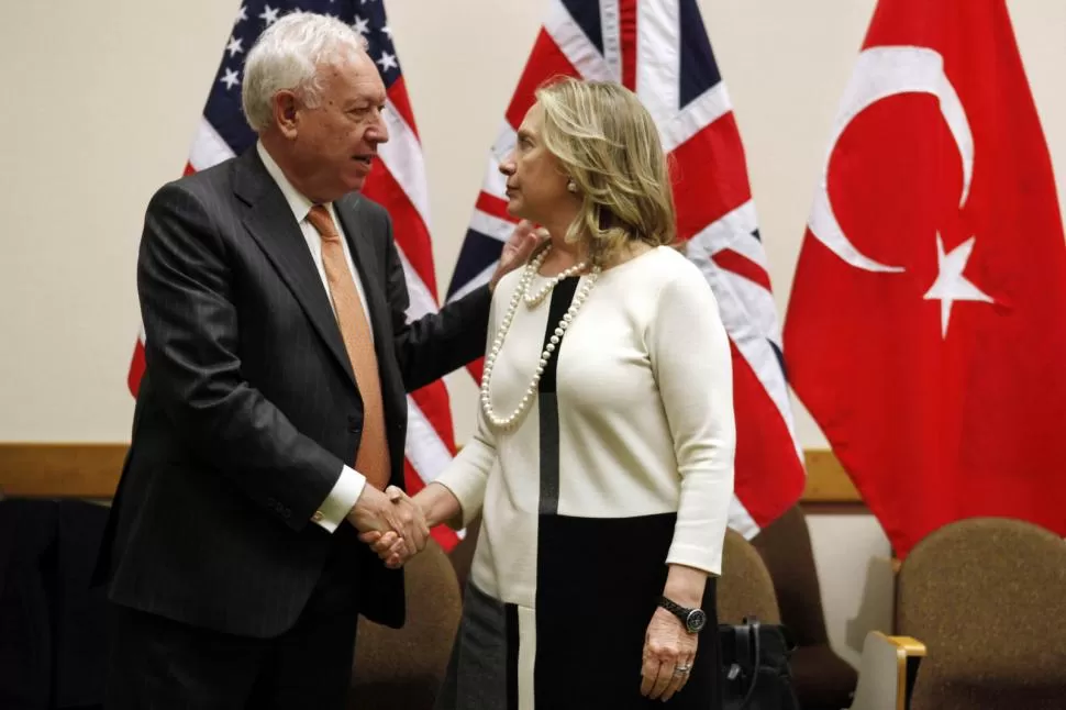 PARA LAS FOTOS. García Margallo y Clinton se saludan antes de dialogar. REUTERS