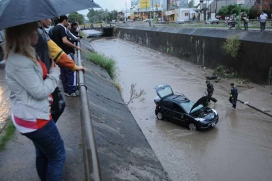 Chocó, cayó al canal y salió ileso