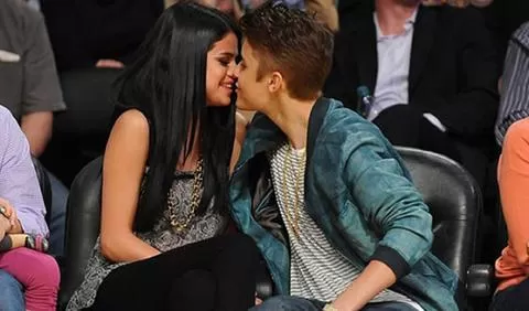 BESO. Justin Bieber y Selena Gomez, durante el partido de los Lakers y los Spurs. FOTO TOMADA DE LAPRENSA.HN