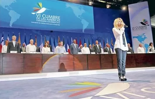 ERROR. Shakira se confundió durante el himno de Colombia. FOTO DE LAINDUSTRIA.PE