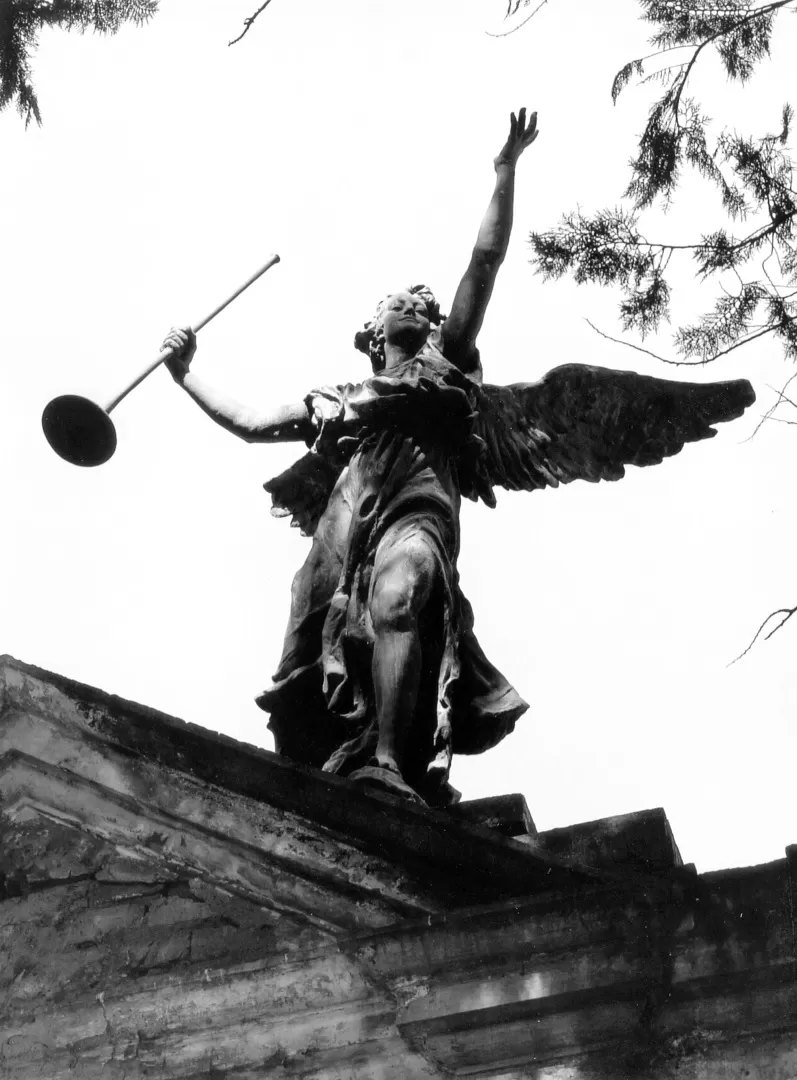 EL ANGEL CON TROMPETA. La estatua que corona la tumba de Salvigni, ex oficial de Napoleón, parece evocar los clarines de esos ejércitos con tantos triunfos. 
