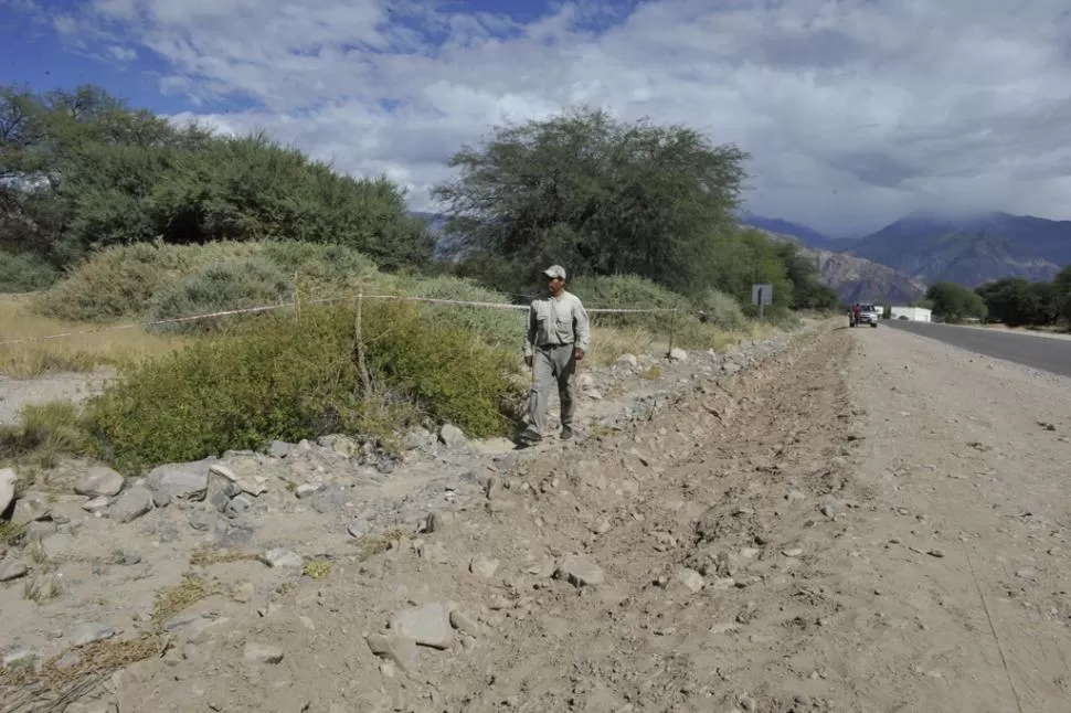 EL LUGAR SEÑALADO. Los investigadores delimitaron el lugar donde fueron hallados los restos de mujer, a la vera de una ruta de Cafayate, Salta. LA GACETA / FOTO DE OSVALDO RIPOLL