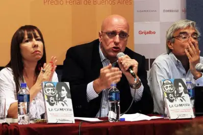 La autora de La Cámpora presentó su obra bajo custodia en la Feria del Libro