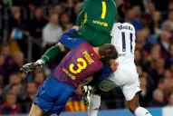 Video: Gerard Piqué chocó con Víctor Valdés y terminó en el hospital