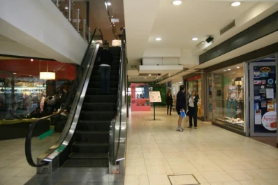 Venden dos escaleras mecánicas del shopping