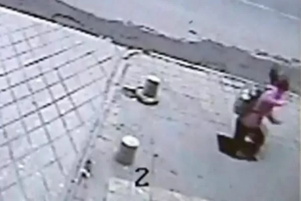 El video de una joven que se cae a un pozo en China causa furor en YouTube