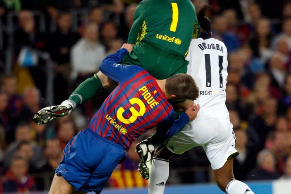 DURISIMO. Piqué recibió un fuerte golpe de Valdés en la cabeza. REUTERS