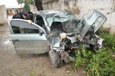 Un hombre y su madre murieron al chocar el auto con un árbol