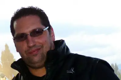 El ex gerente del hotel de Cristina probará suerte en Soñando por Cantar
