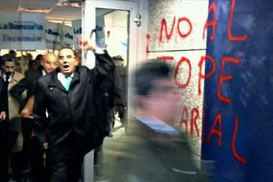 La Bancaria realizó una ruidosa protesta dentro de los bancos