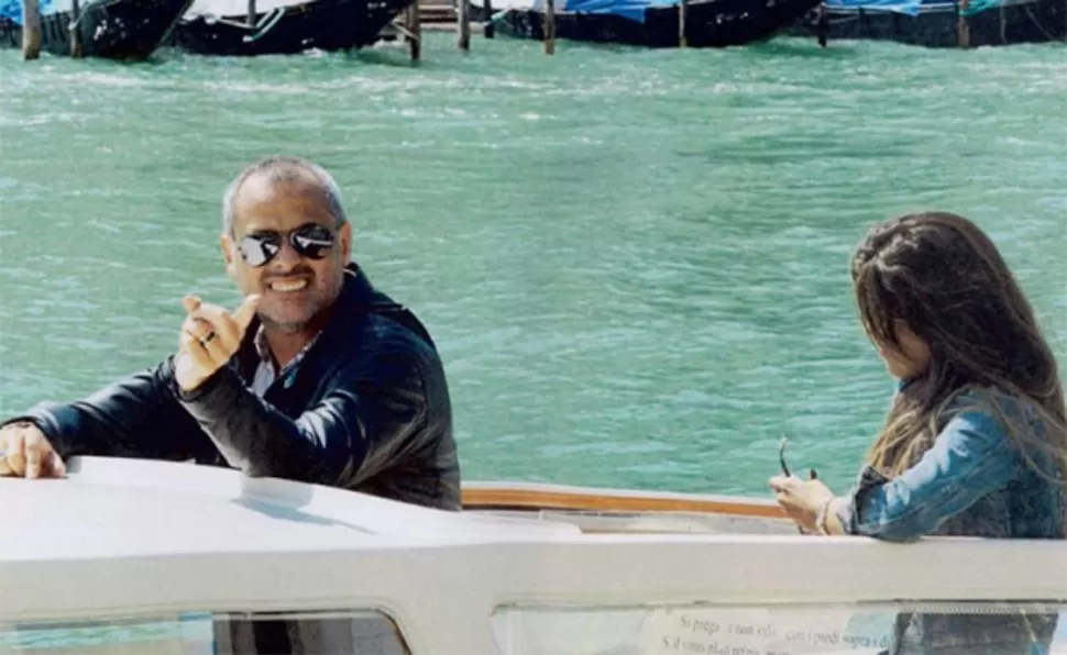 AMOR. Rial y Antoniale paseando en un barco por los canales venecianos. FOTO REVISTA CARAS.