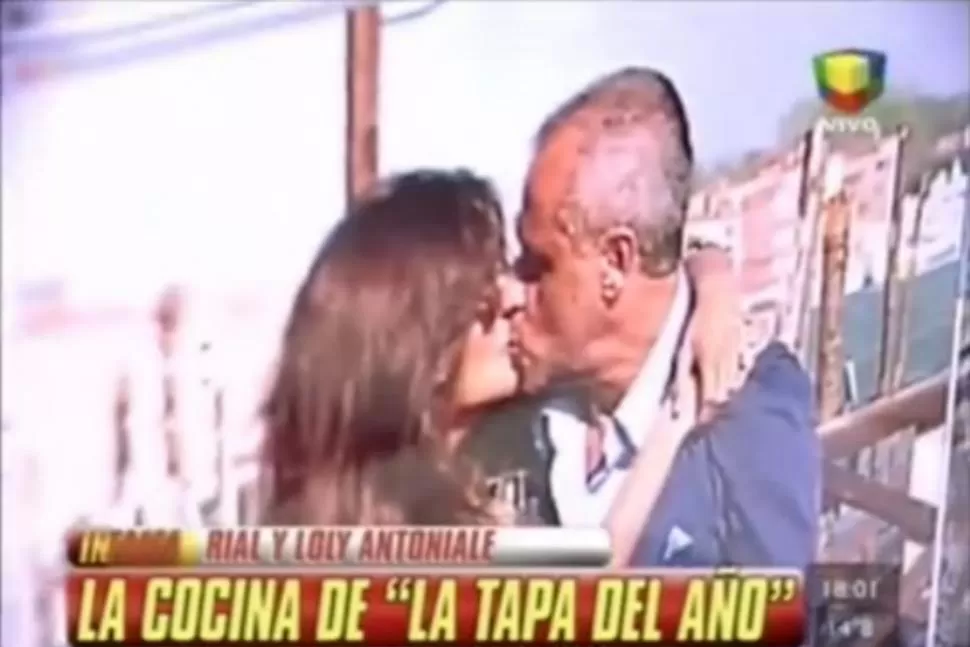 POSANDO. Los enamorados se dejaron robar la imagen más amorosa de su fin de semana en Venecia. CAPTURA DE VIDEO