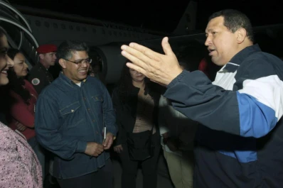 Chávez regresó a Caracas y prometió reformas laborales