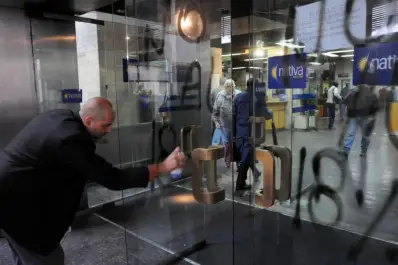 Batucada y pintadas en otra protesta de la Bancaria