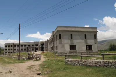 No terminan el hotel, pero no lo demuelen