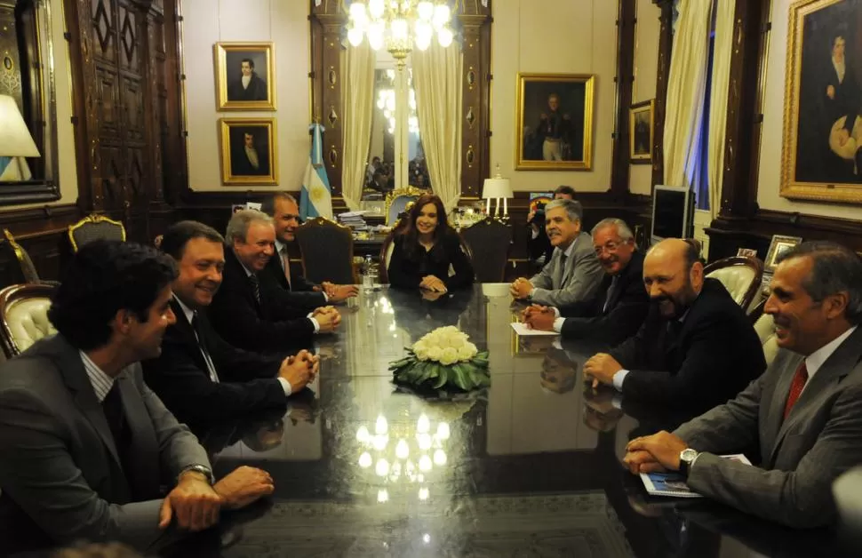 LA MESA CHICA. Cristina Fernández y De Vido convocan -a menudo- a los gobernadores de las provincias con recursos hidrocarburíferos. NA