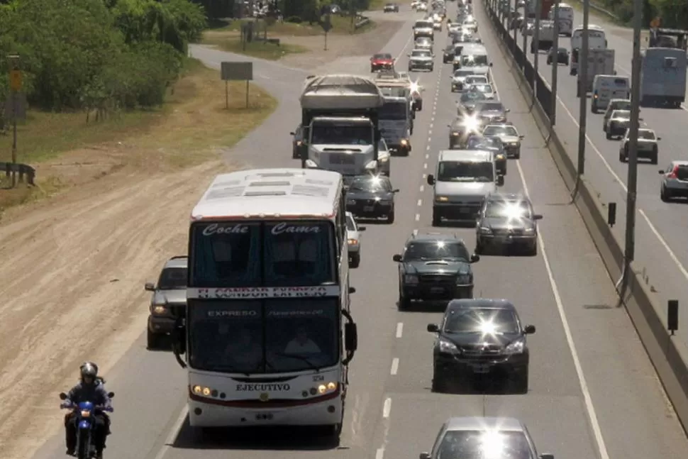 RESTRICCION.  Los camiones de más de 3.500 kilos no podrán circular hoy y el martes, entre las 18 y las medianoche, por las rutas nacionales. FOTO A