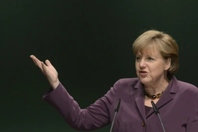 El terremoto europeo deja inmóvil a Merkel