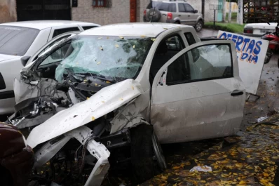 Un joven chocó su camioneta contra un poste y perdió la vida