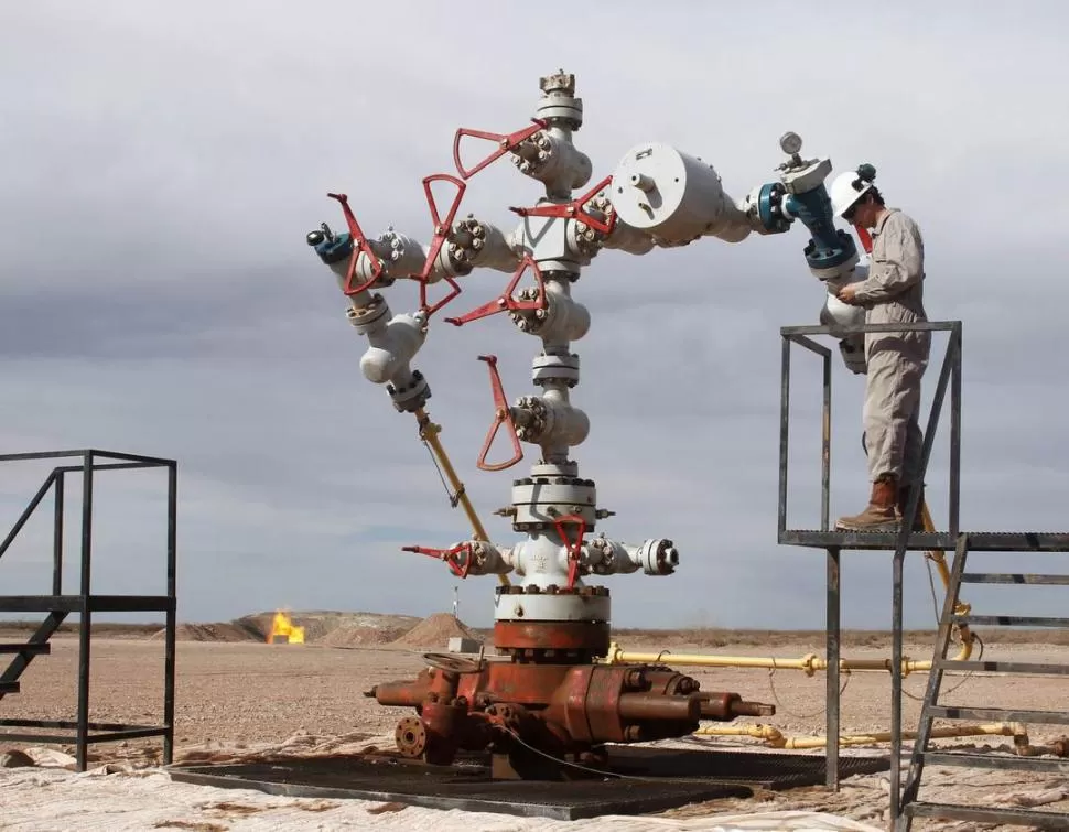 EN LA PATAGONIA. Un empleado mide la temperatura y la presión en uno de los pozos de producción de gas ubicado en la provincia de Neuquén. REUTERS