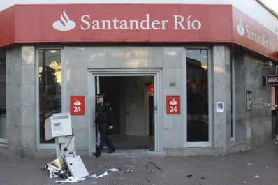 Arrancaron un cajero automático e intentaron abrirlo a mazazos