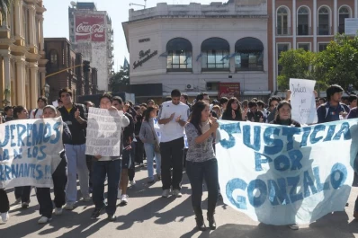 Amigos y compañeros del catamarqueño asesinado marcharon por el centro