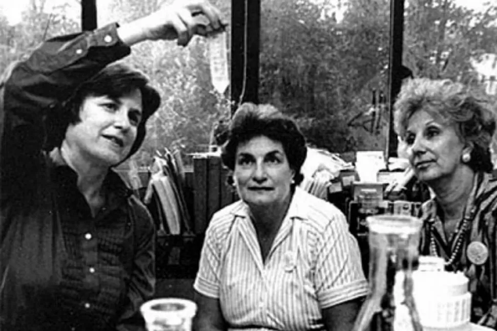 LA CIENCIA AL SERVICIO DE LA VERDAD. Nélida Navajas (centro) junto a Estela de Carlotto, escucha a la genetista Mary Claire King en 1983, que con sus estudios posibilitó el “índice de abuelidad”. FOTO TOMADA DE RADIOLATINOS.FREE.FR