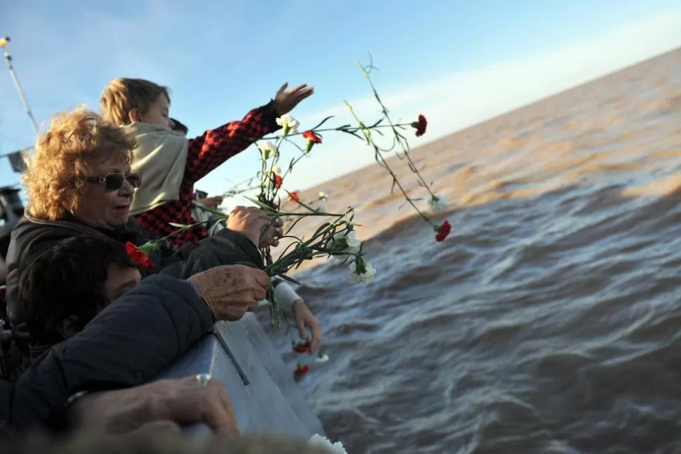 SENTIDO HOMENAJE. Familiares de caídos y sobrevivientes arrojaron claveles al Río de La Plata. TELAM