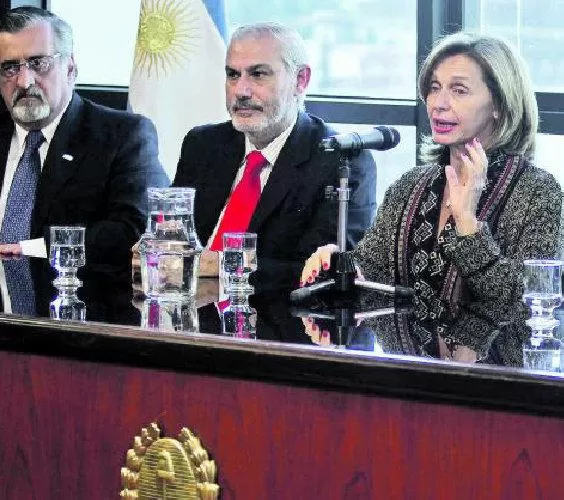 DISERTACIÓN. En la Cámara, Beatriz Rojkes ayer junto a los ministros Enrique Zamudio (Desarrollo Social) y Mario López Herrera (Seguridad). PRENSA DE LA LEGISLATURA DE TUCUMáN