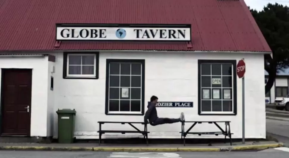 POSTAL ISLEÑA. El atleta argentino se ejercita para Londres 2012 en el pub más importante de las Malvinas. IMAGEN DE VIDEO