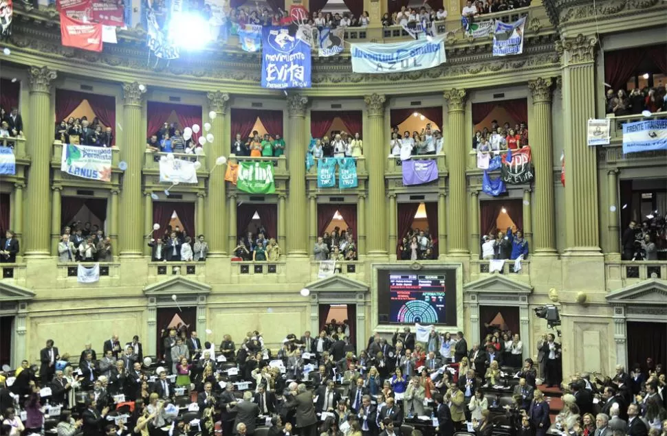 CELEBRACION. El recinto estalló luego de la votación; la senadora Rojkes de Alperovich estuvo presente (abajo a la derecha). TELAM