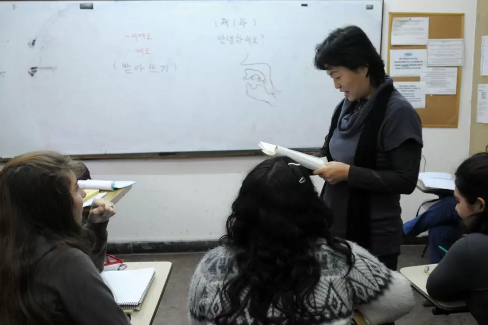 ¡NO ES DIFÍCIL! Las alumnas participan activamente de la clase y escriben con naturalidad la complicada grafía del idioma asiático. LA GACETA / FOTO DE INES QUINTEROS ORIO