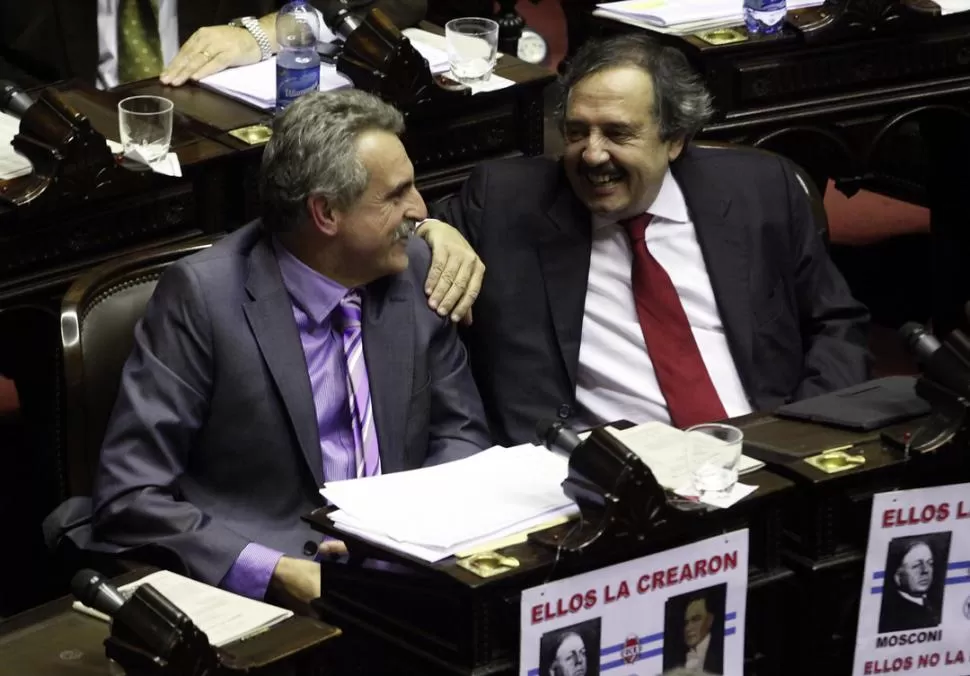 CON EL APOYO DE LA UCR. Rossi (Frente para la Victoria) y Alfonsín (UCR) sonríen ayer durante la sesión. DYN