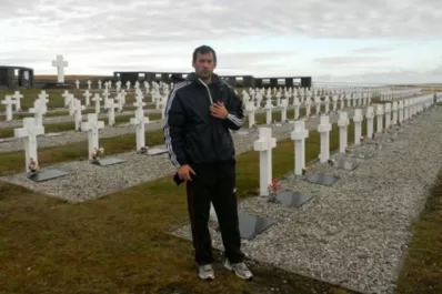Un atleta santiagueño también filmó en Malvinas, pero no apareció en la versión final