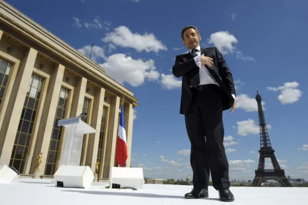 Sarkozy dice que mienten las encuestas que lo dan perdedor y pide votos a la extrema derecha