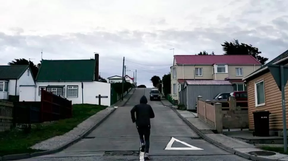 POLEMICA. El jugador de hockey sobre césped del seleccionado argentino Fernando Zylberberg corre por calles isleñas. CAPTURA DE VIDEO