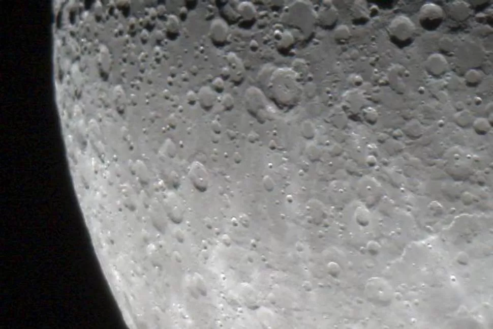 IMPACTANTE. Así se ve la Luna desde el Observatorio Astronómico de Ampimpa. LA GACETA / FOTO DE OLVALDO RIPOLL