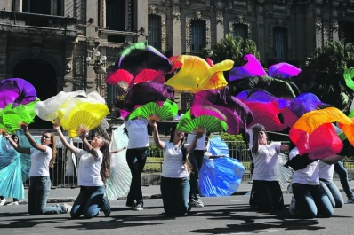 Color y la magia de la danza en plaza Independencia