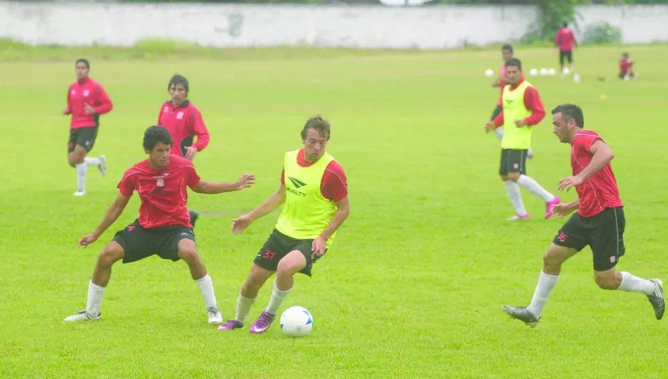 PIONERO. Patricio Rodríguez (derecha) fue uno de los primeros en caer en la maldición de la lesiones. Volverá a jugar después de junio o julio. LA GACETA / FOTO DE ANTONIO FERRONI