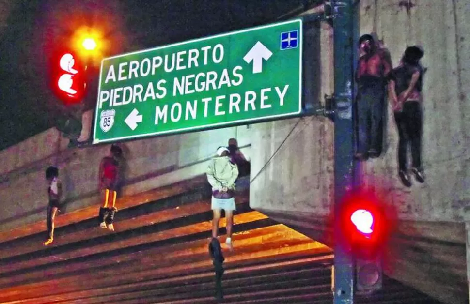 HORROROSA IMAGEN. Los víctimas colgadas se vuelven una postal común en México. FOTO TOMADA DE CLARIN.COM