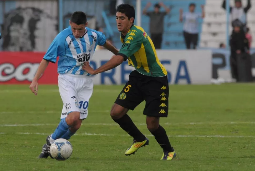 POR ACÁ, POR ALLÁ. Barrionuevo se vistió de conductor y en goleador del equipo en el segundo tiempo. Bien. LA GACETA / FOTO DE HéCTOR PERALTA