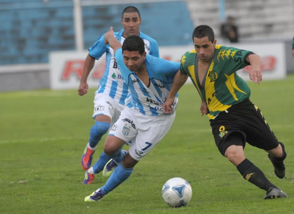 NO VALE AGARRAR. Cristian Palacios y un rival se toman la camiseta en una dura lucha por la pelota. LA GACETA / FOTO DE HéCTOR PERALTA
