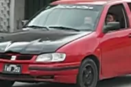 Filman a un niño manejando un auto en Tucumán con un bebé sobre sus piernas